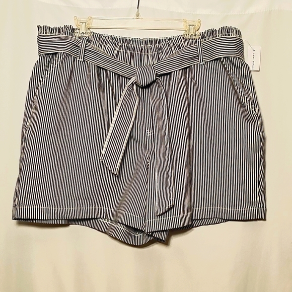 NWT Lane Bryant Black & White Stripe High-Rise Stretch Bermuda Shorts 16 - Picture 2 of 6